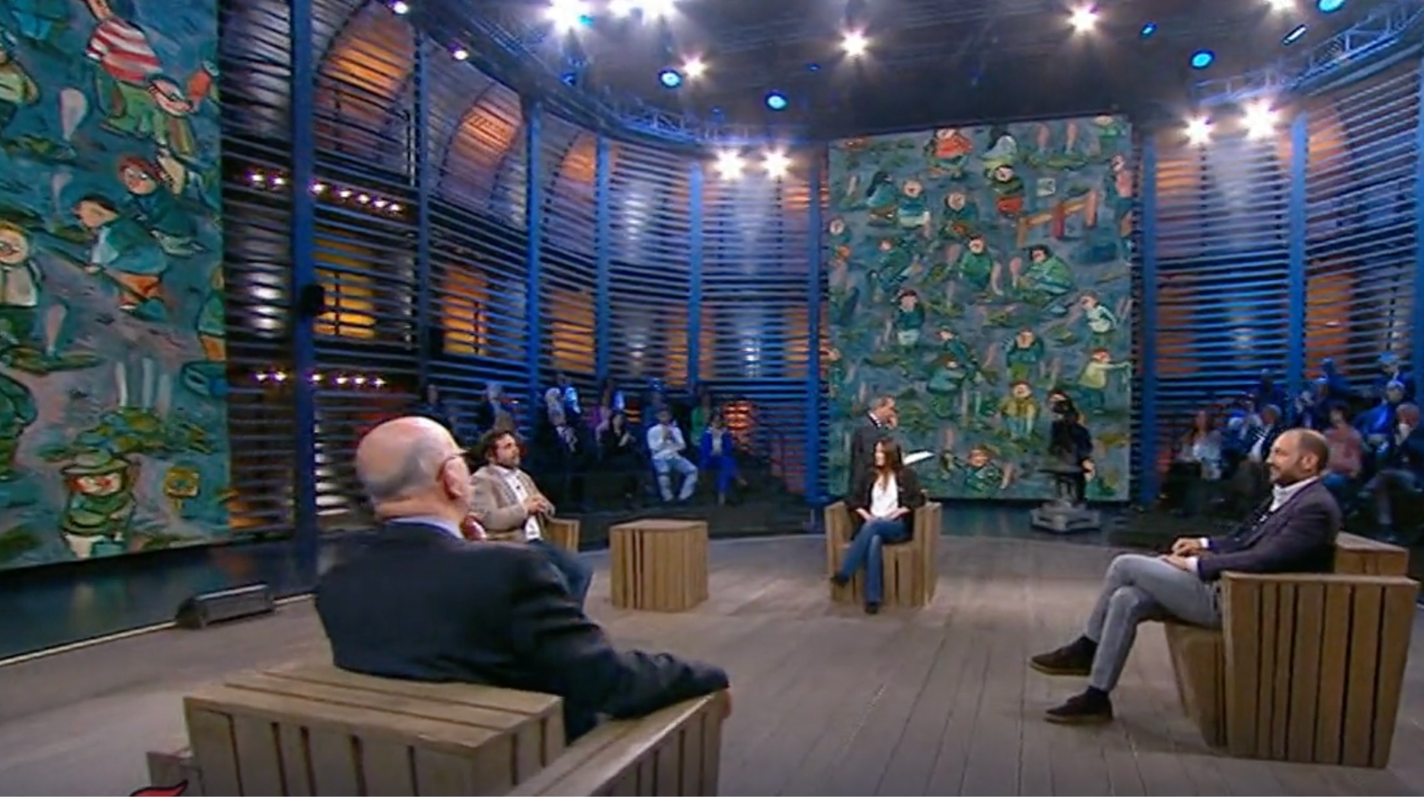 Set televisivo Lemanet con scenografia d'autore e pubblico in studio