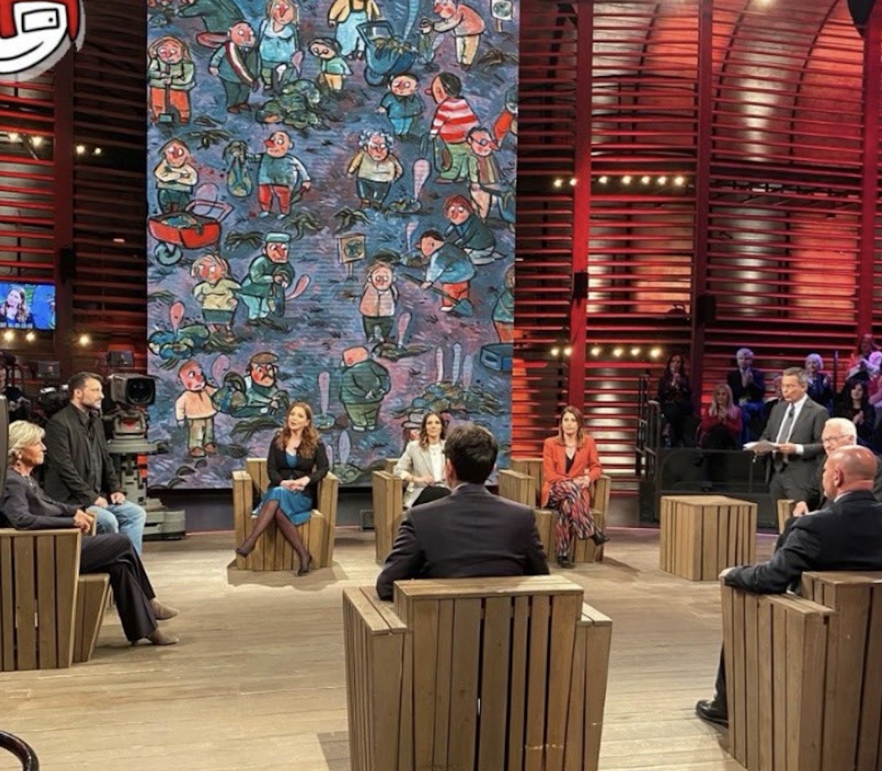 Allestimento broadcast Lemanet con fondale artistico e illuminazione da set